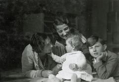 Hungary, Róna utca 121., Judit Kinszki baby with her family, 1935, Judit Kinszki, Imre Kinszki, [object Object], [object Object], Dokuforte #293