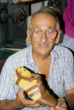 Israel, Dizengoff street, shoemaker with his own product, 1995, גלית ששון וידמן, [object Object], [object Object], [object Object], Dokuforte #1097