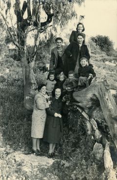 Israel, Sara Aharonson (down left) her daughter Ayala (above her), her son Zvika (right) and more friends, 1945, גידי רשף, [object Object], [object Object], [object Object], Dokuforte #483