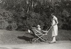 Hungary, G&aacute;bor Kinszki with his mother Ilona G&aacute;rdonyi, 1928, Judit Kinszki, Imre Kinszki, [object Object], [object Object], [object Object], [object Object], Dokuforte #95