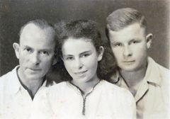 Israel, From left: Alexander Levi, Lea Levi, Zvi Levi, 1949, גלית ששון וידמן, [object Object], [object Object], Dokuforte #531
