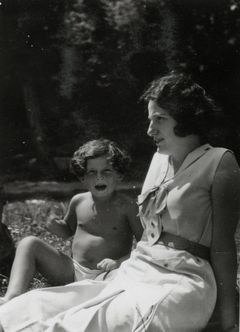 Hungary, G&aacute;bor Kinszki with his mother, 1932, Judit Kinszki, Imre Kinszki, [object Object], [object Object], Dokuforte #234