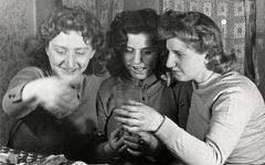Hungary, Kohn girls, 1957, Odette Havasi, [object Object], Dokuforte #690