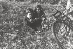 Hungary, R&oacute;na children, 1958, Róbert Róna, [object Object], [object Object], Dokuforte #747