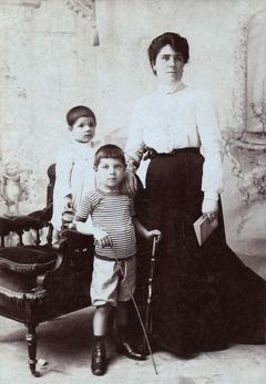 Hungary, From left, Gyuri R&oacute;na, P&aacute;l R&oacute;na with their mother Laura Stern (wife of &Aacute;rmin R&oacute;na)&nbsp;, 1903, Róbert Róna, Rekord műintézet, photostudio, [object Object], [object Object], [object Object], [object Object], Dokuforte #12