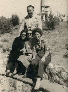 Israel, Ayala Aharonson (right) and her parents Mala'achi (standing) and Sara (left), 1950, גידי רשף, [object Object], [object Object], Dokuforte #561