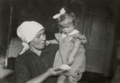 Hungary, Róna street 121, Judit Kinszki (little girl), 1935, Judit Kinszki, Imre Kinszki, [object Object], Dokuforte #297