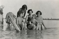 Hungary, Judit Kinszki (little girl) with her family, 1936, Judit Kinszki, Imre Kinszki, [object Object], [object Object], [object Object], Dokuforte #322