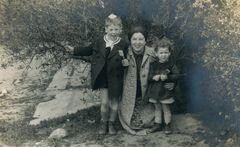 Israel, Aharonson family (from right: Ayala, Sara, Zvika) - Probably in a holiday - father Mala'achi probably in the British army, 1943, גידי רשף, [object Object], [object Object], [object Object], [object Object], Dokuforte #465