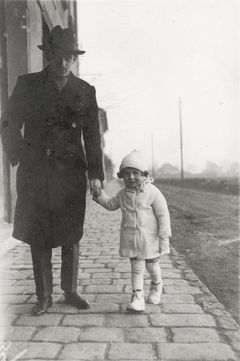 Hungary, G&aacute;bor Kinszki with his father Imre Kinszki, 1930, Judit Kinszki, Imre Kinszki, [object Object], [object Object], Dokuforte #158