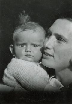 Hungary, Róna utca 121., Judit Kinszki with her mother Ilona G&aacute;rdonyi, 1934, Judit Kinszki, Imre Kinszki, [object Object], [object Object], Dokuforte #260