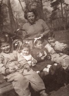 Hungary, Ibolya Weisz (wife of Istv&aacute;n R&oacute;na) in the Szent Istv&aacute;n's park, 1951, Róbert Róna, [object Object], [object Object], Dokuforte #593