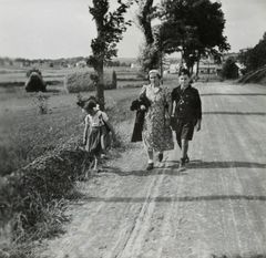 Slovakia (former Czechoslovakia), Judit Kinszki (left), her mother Imr&eacute;n&eacute; Kinszki and brother G&aacute;bor, 1939, Judit Kinszki, Imre Kinszki, [object Object], [object Object], [object Object], Dokuforte #390