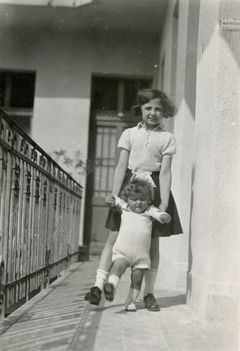 הונגריה, Róna street 121, יהודית קינסקי (ילדה קטנה), 1935, Judit Kinszki, אימרה קינסקי|, [object Object], Dokuforte #287