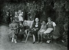 Hungary, Ilona G&aacute;rdonyi (Imr&eacute;n&eacute; Kinszki) standing with Judit Kinszki, sitting (left to right) Kat&oacute; Kinszki, Netti Stein (Zsigmondn&eacute; Schiller), Paula Schiller (&Aacute;rminn&eacute; Kinszki), G&aacute;bor Kinszki and a housekeeper, 1937, Judit Kinszki, Imre Kinszki, [object Object], [object Object], Dokuforte #354