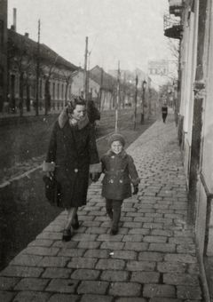 Hungary, Szugló street, G&aacute;bor Kinszki with his mother, 1931, Judit Kinszki, Imre Kinszki, [object Object], [object Object], [object Object], Dokuforte #214
