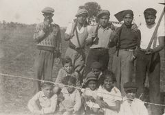 Israel, Men and kids in the field, 1940, סימה שפיר, [object Object], [object Object], [object Object], Dokuforte #407