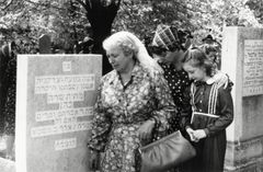 Hungary, R&oacute;zsi and Vera Kohn with Erika Fr&ouml;lich (left to right), 1982, Odette Havasi, Dokuforte #1013