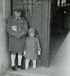 Hungary, Róna utca 121, G&aacute;bor Kinszki and Judit Kinszki (left to right), 1936, Judit Kinszki, Imre Kinszki, [object Object], [object Object], Dokuforte #327