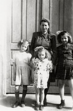 Hungary, &Eacute;va, Vera, Jol&aacute;n sisters with their widow mother after II. World War, 1945, Odette Havasi, [object Object], [object Object], [object Object], [object Object], Dokuforte #491