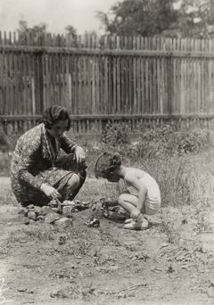 Hungary, G&aacute;bor Kinszki with his mother, 1930, Judit Kinszki, Imre Kinszki, [object Object], [object Object], [object Object], Dokuforte #135