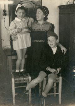 Israel, Aharonson family (from right: Zvika, Sara, Ayala) - at home in Zichron Yaakov, 1944, גידי רשף, [object Object], [object Object], [object Object], [object Object], [object Object], Dokuforte #481