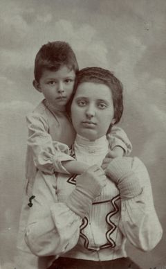 Hungary, Kis Diófa street 16., Imre Kinszki with his nanny, Gizi, 1903, Judit Kinszki, Bienenfeld és Társa, [object Object], [object Object], [object Object], Dokuforte #13