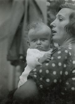 Hungary, Róna utca 121., Judit Kinszki with her mother Ilona G&aacute;rdonyi, 1934, Judit Kinszki, Imre Kinszki, [object Object], [object Object], Dokuforte #268