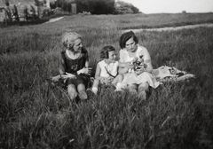 Hungary, Rákos stream, G&aacute;bor Kinszki with his mother and grandmother, 1931, Judit Kinszki, Imre Kinszki, [object Object], [object Object], [object Object], [object Object], Dokuforte #219