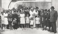 Hungary, Kazinczy street, &Aacute;gi Poll&aacute;k (left) and Frigyes Funk wedding.
Group photo in front of the Kazinczy Street Synagogue., 1946, Róbert Róna, [object Object], [object Object], [object Object], Dokuforte #505