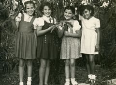 Israel, Ayala Aharonson (second from the left) with friends, 1947, גידי רשף, [object Object], Dokuforte #508