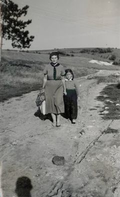 Slovakia, Judit Kinszki with her mother Ilona G&agrave;rdonyi, 1940, Judit Kinszki, Gábor Kinszki, [object Object], [object Object], Dokuforte #426