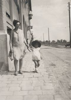 Hungary, Róna utca, G&aacute;bor Kinszki with his mother Ilona G&aacute;rdonyi, 1930, Judit Kinszki, Imre Kinszki, [object Object], [object Object], Dokuforte #171