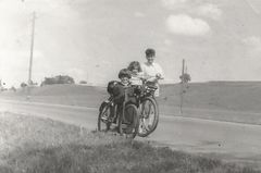 Hungary, T&uuml;nde R&oacute;na, Kati R&oacute;na and Robi R&oacute;na (left to right), 1958, Róbert Róna, [object Object], [object Object], Dokuforte #746