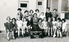 Israel, Lea (right to the teacher), in "Yavne" kindergarten in Nahalat Ganim, 1949, גלית ששון וידמן, [object Object], Dokuforte #541