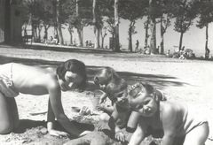 Hungary, Leather workers' children on holiday together
Kati R&oacute;na is at the back
&nbsp;
x, 1952, Róbert Róna, [object Object], [object Object], [object Object], [object Object], Dokuforte #616