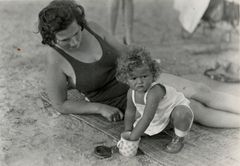 Hungary, Judit Kinszki with her mother Ilona G&aacute;rdonyi, 1935, Judit Kinszki, Imre Kinszki, [object Object], [object Object], Dokuforte #298