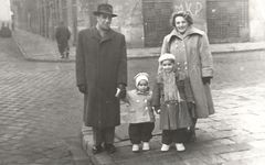 Hungary, Csanády street, R&oacute;na family on the way of the 1. May parade
&nbsp;, 1951, Róbert Róna, [object Object], Dokuforte #598