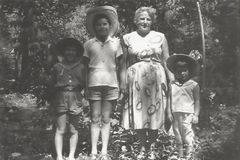 Hungary, Ibi R&oacute;na with her children, 1958, Róbert Róna, [object Object], [object Object], [object Object], Dokuforte #749