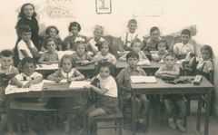 Israel, Lea at school in Ramat Gan, Nahalat Ganim (Middle row, right table, left side), 1940, גלית ששון וידמן, [object Object], [object Object], [object Object], Dokuforte #405