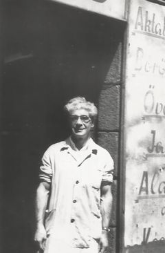 הונגריה, Sándor Fürst street 12., אישתבן רונה מול חנותו, 1967, Róbert Róna, [object Object], [object Object], Dokuforte #891