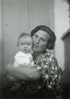 Hungary, Róna utca 121., Judit Kinszki with her mother, Ilona G&aacute;rdonyi, 1934, Judit Kinszki, Imre Kinszki, [object Object], [object Object], Dokuforte #270