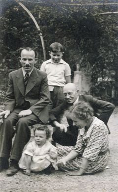 Germany, Alexander (left), his boy Zvi (standing), his daugther Lea, Herman (squatting) and Erna, 1936, גלית ששון וידמן, [object Object], Dokuforte #313