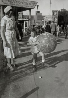 Hungary, Városliget, G&aacute;bor Kinszki with his mother at Budapest International Fair, 1931, Judit Kinszki, Imre Kinszki, [object Object], [object Object], [object Object], Dokuforte #216