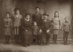 Hungary, Bern&aacute;t Lefkovits and his family, 1922, Róbert Róna, [object Object], [object Object], Dokuforte #75