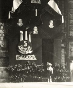 Hungary, Éva Barta-Liener little girl stands with 1st of May decoration, 1950, Éva Barta-Liener, [object Object], Dokuforte #1195