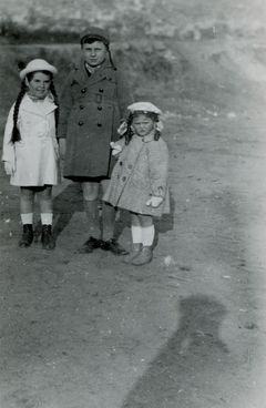 Hungary, G&aacute;bor Kinszki and Judit Kinszki (on the right), 1937, Judit Kinszki, Imre Kinszki, [object Object], Dokuforte #341