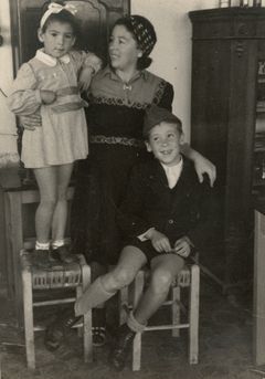 Israel, Aharonson family (from right: Zvika, Sara, Ayala) - at home in Zichron Yaakov, 1944, גידי רשף, [object Object], [object Object], [object Object], Dokuforte #477