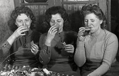 Hungary, Kohn girls, 1957, Odette Havasi, [object Object], Dokuforte #689