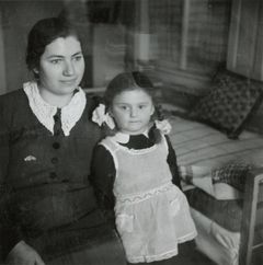 Hungary, Róna street 121, Judit Kinszki (the little girl), 1938, Judit Kinszki, Imre Kinszki, [object Object], Dokuforte #375